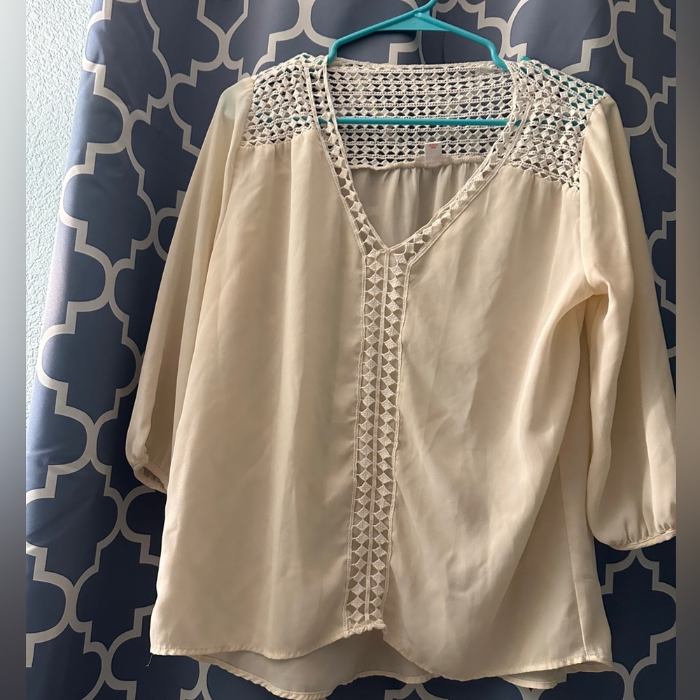 Classy and elegant top. Size medium